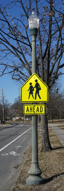 黄色警告学校十字路口标志图片下载