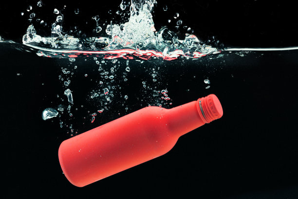 彩色瓶子跳水溅起水花图片下载