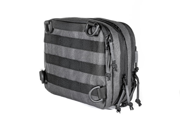 绿色帆布背包孤立在白色。现代防水露营旅行包与肩带和拖曳环前视图。战术徒步旅行背包旅行的男人图片下载