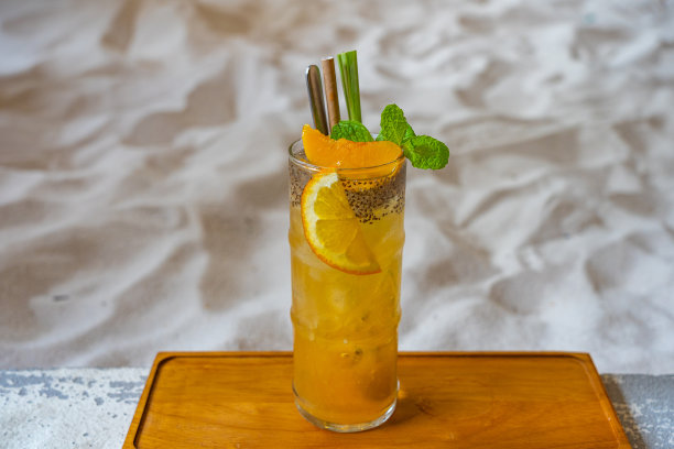 近距离照片上的热带水果茶白沙背景图片下载