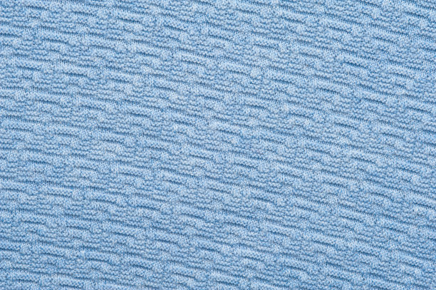特写片段的温暖针织蓝色运动衫。温暖的概念日常事物。服装店的概念。广告空间图片下载