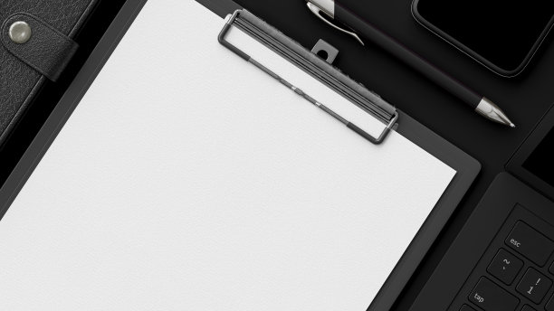 写字板放在黑色的办公桌上，上面有笔记本和咖啡杯。图片下载