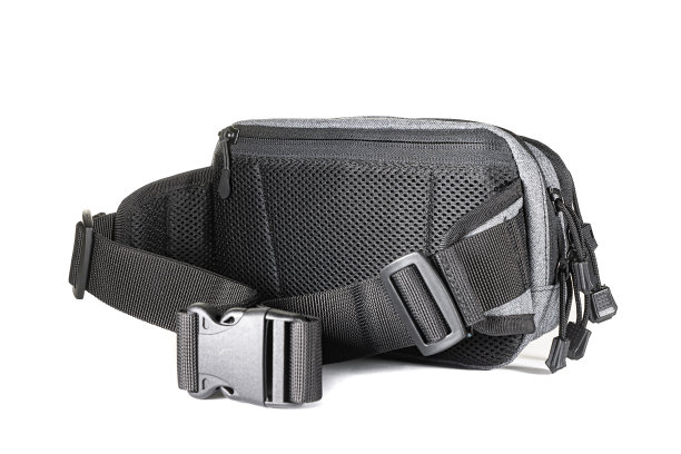 腰部军事卡其布袋孤立在白色的背景图片下载