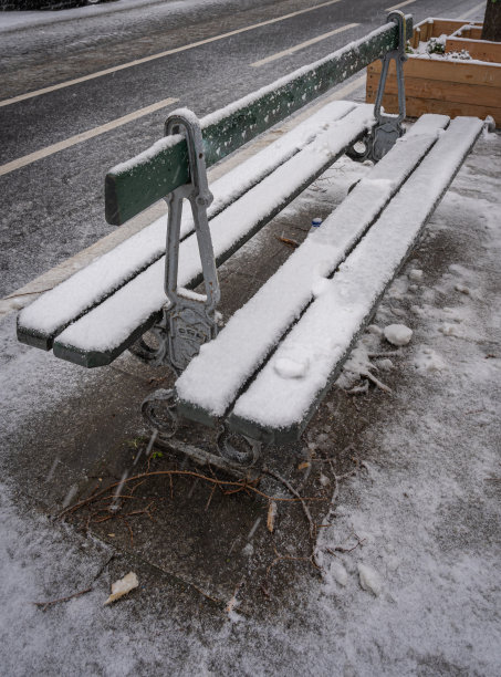 City, France - MM DD 2018: How…图片下载