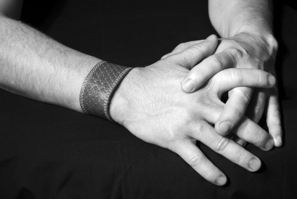 详细的成年男子的手在黑色的背景，祈祷或绝望的位置。图片下载