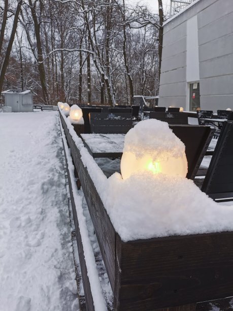 圣彼得堡的埃拉金公园。空无一人的户外咖啡馆里白雪覆盖的灯笼。图片下载