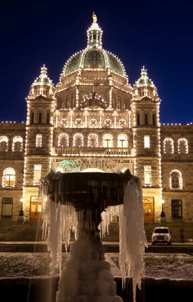 国会大厦，维多利亚，BC，加拿大在一个寒冷的夜晚图片下载
