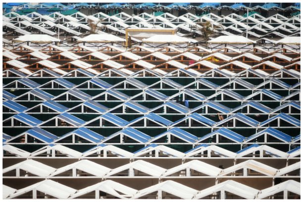 在阳光灿烂的海滩上，有许多空帐篷图片下载