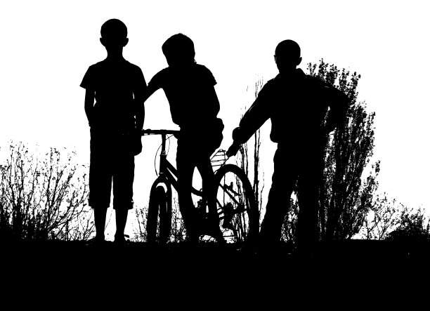 强壮的剪影3男孩有一辆黑白黑白的自行车图片下载
