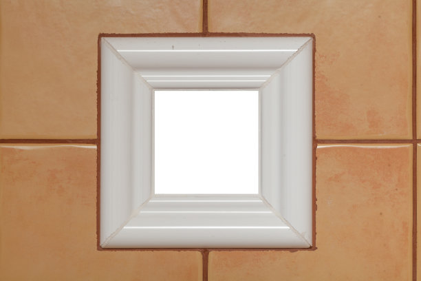 白色瓷砖框架在垂直的墙壁上图片下载