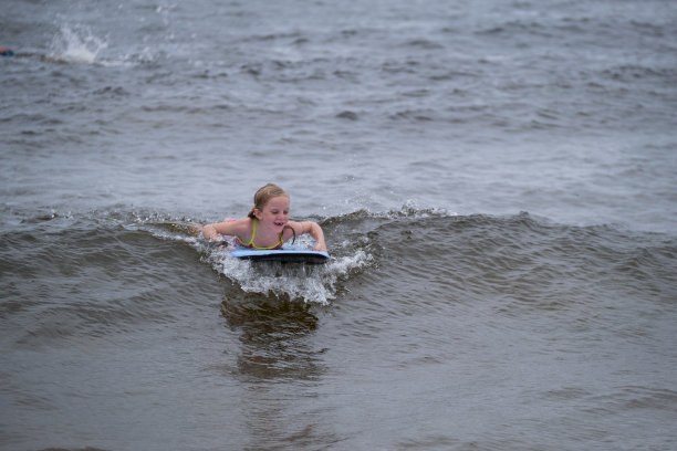 一个女孩在冲浪板上图片下载