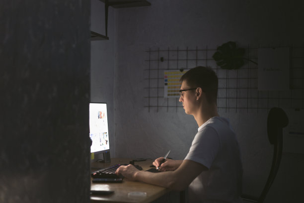 年轻设计师工作图片下载