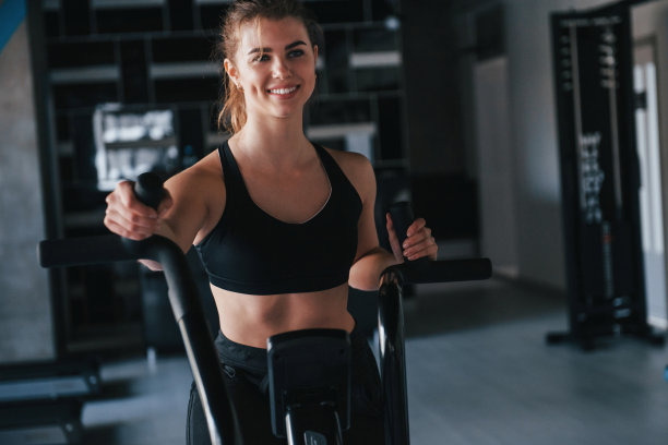 减肥。美丽的金发女人在她的周末时间在健身房的照片图片下载