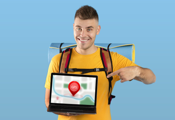 游客展示笔记本电脑与导航地图在蓝色的背景图片下载