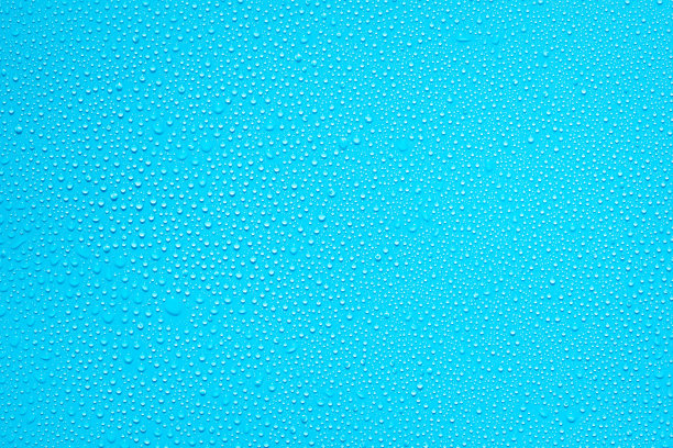 蓝色背景上的水滴或雨滴图片下载