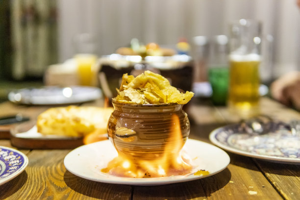 俄罗斯餐馆里的蘑菇炖牛肉和油酥点心图片下载