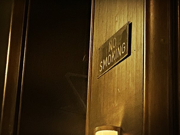 旧政府大楼内的禁止吸烟标志图片下载