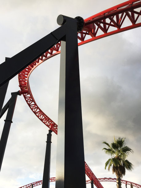 云霄飞车与戏剧性的多云天空图片下载