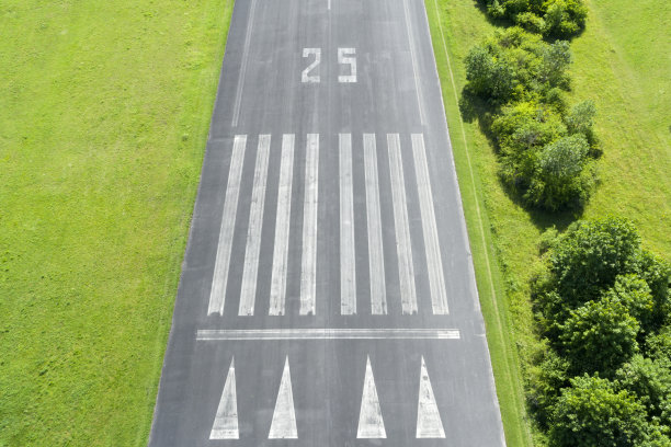 机场跑道标记，鸟瞰图图片下载