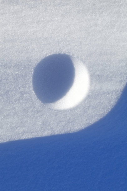 雪地上的印记图片下载