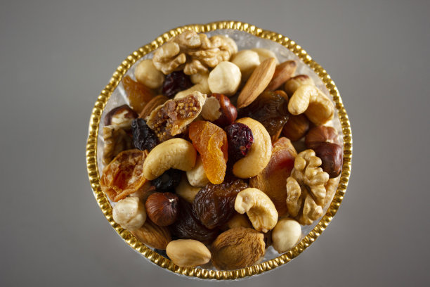 在玻璃盘子里混合坚果。健康天然的营养。腰果，杏仁，榛子，无花果，核桃，杏，葡萄干，蓝莓。图片下载
