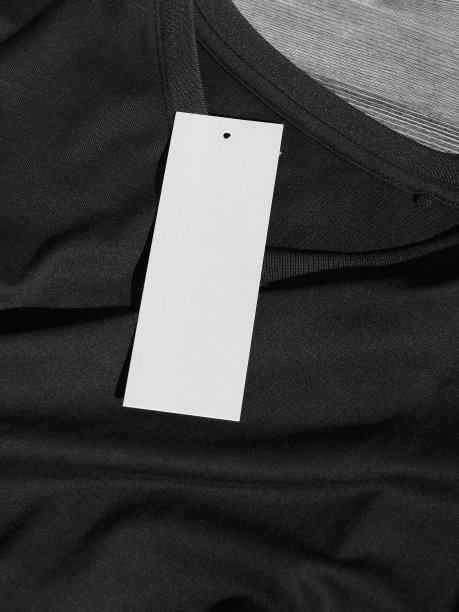 黑色圆短袖t恤和服装标签图片下载