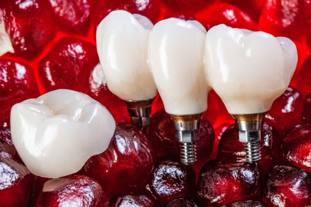 陶瓷牙和石榴石图片下载