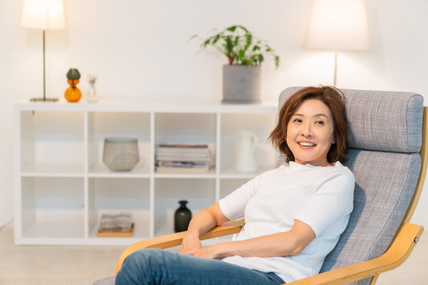 老年妇女放松图片下载