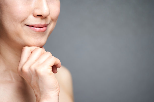 一名中年日本妇女用手杖微笑着图片下载