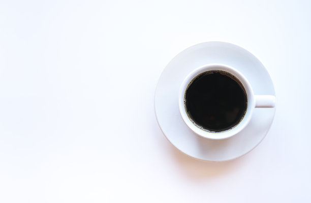 平铺的热美式咖啡在白色的咖啡杯与复印空间的背景图片下载