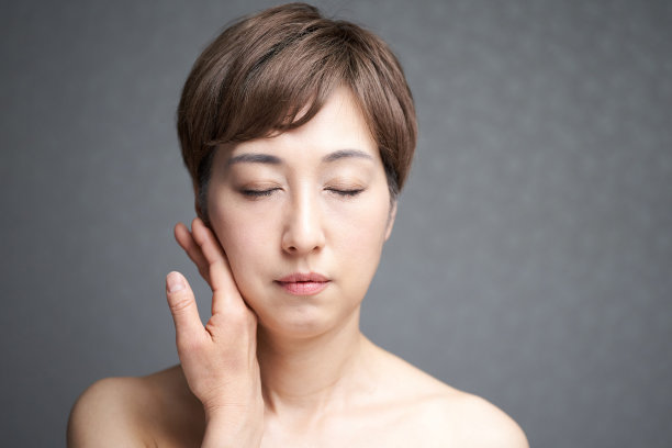 日本中年妇女用手背托着脸颊图片下载