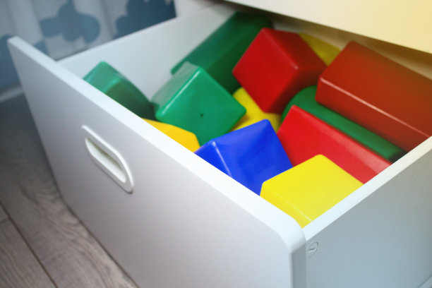 儿童房衣柜抽屉里的五颜六色的立方体。图片下载