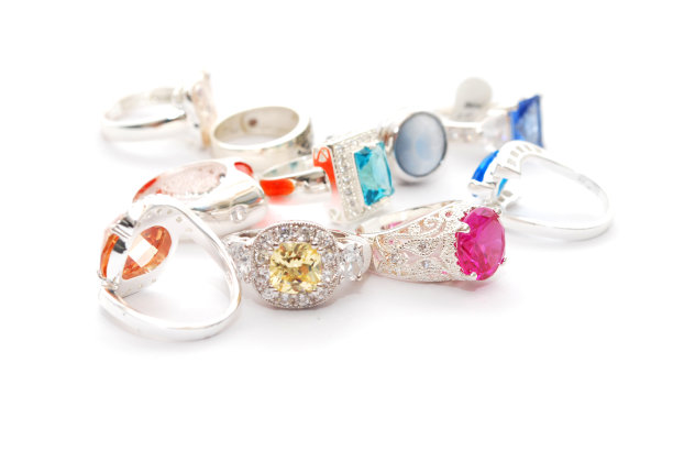 各种珠宝戒指上的白色图片下载