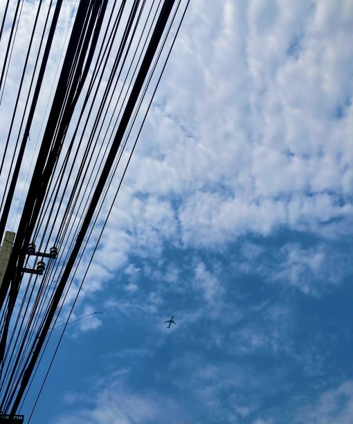 夜晚的天空和城市里的许多电缆图片下载