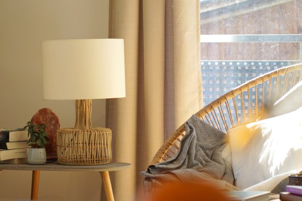 一个舒适的地方，一个座位和一个台灯在晨光图片下载