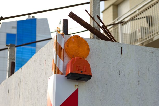 建筑工地上正在施工的警示灯(意大利，佩萨罗)图片下载