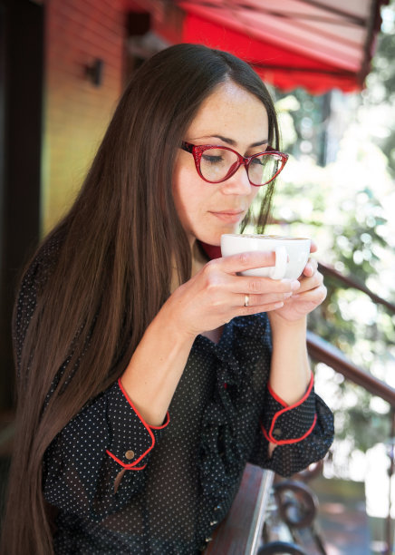 年轻女子在户外喝咖啡图片下载