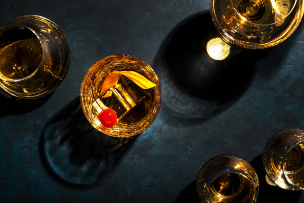 老式鸡尾酒波本威士忌，樱桃和橘皮装饰，蓝色桌子，拷贝空间，俯视图图片下载