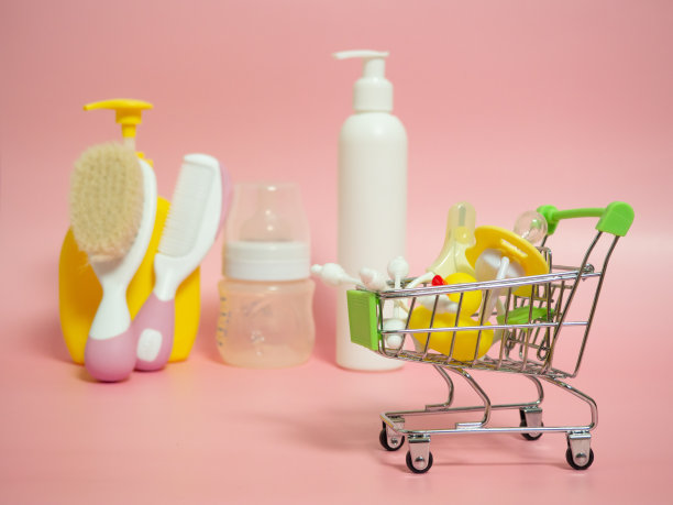 有婴儿奶嘴，剪刀和鸭子的购物篮图片下载