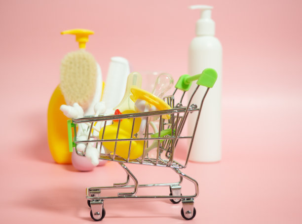 有婴儿奶嘴，剪刀和鸭子的购物篮图片下载