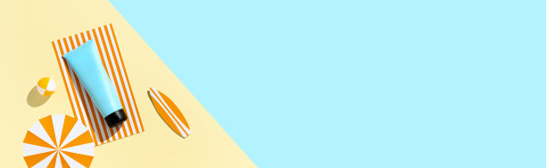 防晒霜广告模板，模型。夏日阳光下的日光浴护肤理念。创意的静物生活与管防晒霜和微型海滩配件。俯视图，宽横幅图片下载