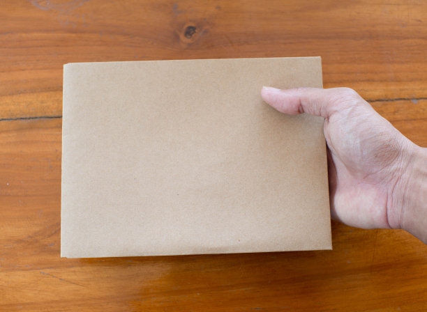 一只手拿着一个纸信封图片下载