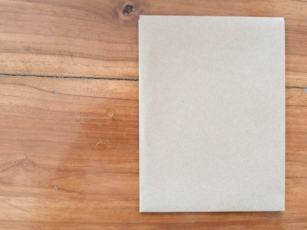 一只手拿着一个纸信封图片下载