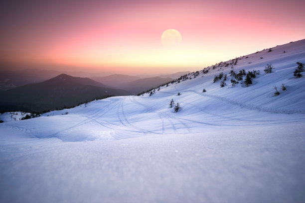 全地形车辆的雪地脚印图片下载