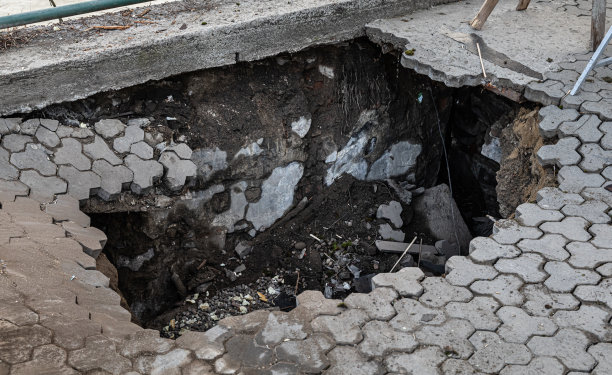 人行道上有一个深洞图片下载