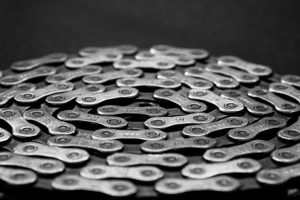 自行车链条的黑白图像图片下载