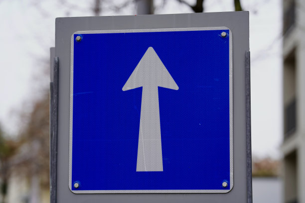 交通标志单向靠近。图片下载