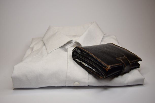 白色衬衫和钱包图片下载
