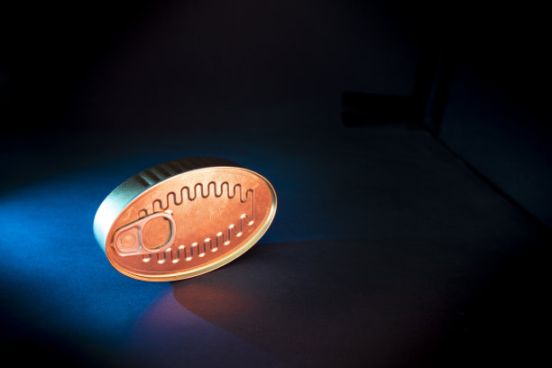 封闭的罐头与黑暗的背景和彩色灯光。罐装食品的危险和双酚A对健康的影响图片下载