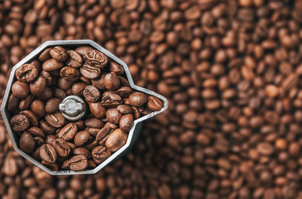 顶视图满是咖啡豆的摩卡壶。图片下载